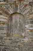 Certaines de ces fenêtres sont même richement décorées comme celles de l’ancien presbytère ou en « anse de panier » (la Gourgandaie et Bel Orient).