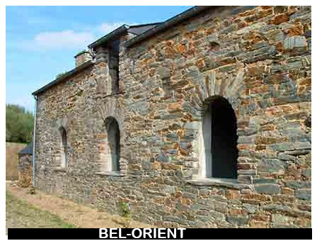 Armorial de Bretagne indique qu&rsquo;un de Goyon ( de Gouyon de maintenant) aurait habit&eacute; Bel-Orient au XV&deg; si&egrave;cle. Il est &agrave; peu pr&egrave;s certain que ce lieu existait avant cette date ( peut-&ecirc;tre que la ferme n&rsquo;existait pas encore) car la croix construite &agrave; cet endroit remonte au-del&agrave; du XV&deg; si&egrave;cle et sans doute &agrave; l&rsquo;&eacute;poque des Templiers. La croix de Bel-Orient n&rsquo;ayant ni soubassement ni empattement est forc&eacute;ment tr&egrave;s vieille, la plus vieille de La Gacilly vraisemblablement. De plus, ce mot Orient est un nom utilis&eacute; tr&egrave;s souvent par les Templiers pour la toponymie. Il est permis de faire remarquer que cette ferme n&rsquo;est pas &agrave; l&rsquo;Est de La Gacilly mais au Sud ; alors pour quelle raison a-t-on utilis&eacute; ce terme d&rsquo;Orient ? Bel-Orient est &agrave; l&rsquo;Est de Graslia, mais quel rapport ? Ce lieu fut-il d&eacute;nomm&eacute; ainsi parce que le lever du soleil est joli &agrave; regarder de ce point ? Possible mais pas satisfaisant car il n&rsquo;est pas le seul &agrave; La Gacilly. 