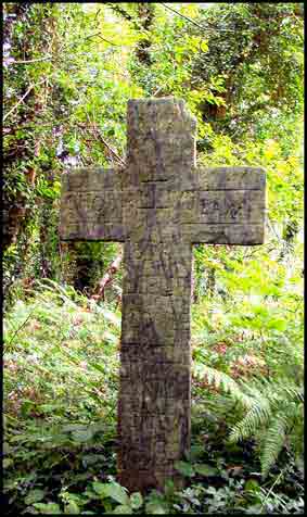= Située en bordure d’un petit chemin creux qui va du village du Chêne à celui de Brohéas (encore une belle promenade à effectuer), c’est une croix latine monolithe en schiste