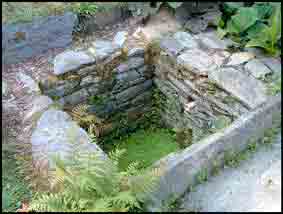C’est la fontaine la plus dénudée de La Gacilly ; ce n’est, en fait, qu’une source captée qui débouche dans un carré muré en pierre de schiste. 