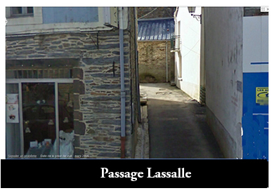 Situé à l’extrémité Sud de la rue de Montauban, face aux halles, côté Ouest, il fut ainsi nommé en mémoire de Paul Lasalle et de sa famille et aussi parce qu’il desservait le domaine Lasalle ; ce passage conduisait en effet dans le jardin et la cour situés derrière la maison Lasalle