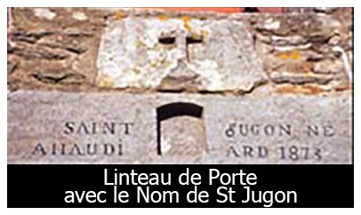Une des pierres, sculptée d’une croix, a cependant été conservée et se trouve au-dessus de la porte d’entrée de la maison de M. et Mme Joly accompagnée d’une inscription rappelant le lieu de naissance de notre Bienheureux JUGON