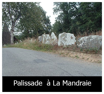 En 1465, ce village figure dans le minu de Marie de Rieux et s&rsquo;appelait laMoulneraye ; par la suite, ce fut la Monneraye. A cette &eacute;poque, y habitaient : M&eacute;chaud, femme de Pierre Rebuff&eacute;, Alain Gu&eacute;henneuc et Pierre Gu&eacute;henneuc. Un ru, le Lobidy, venant des fontaines de Broz&eacute;as, passant par la prairie de la Villou&euml;t, puis entre les deux Tay, formait un mar&eacute;cage entre la Provostais et ce village et obligeait ses habitants &agrave; passer par la Villou&euml;t et la Glouzie pour se rendre &agrave; La Gacilly pendant les mois d&rsquo;hiver