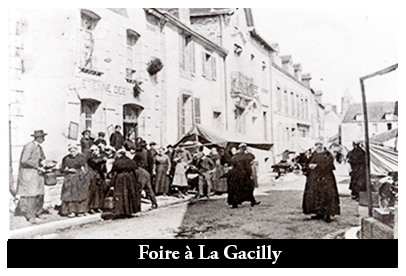 Le marché aux volailles, après la construction de la « maison de ville » en 1835, se tenait place Municipale (place du Général de Gaulle actuelle), à La Gacilly