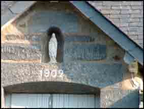 La niche à Vierge est très répandue sur La Gacilly surtout pour les maisons qui ont été construites à la fin du XIX° siècle ou au début du siècle suivant. Il ne faut pas la confondre avec une petite fenêtre qui a été bouchée et dans laquelle on a placé une statue. Parmi les vraies niches à Vierge, on peut citer celle du Chêne datée de 1902