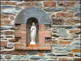 niche à vierge de la Glouzie construite en briques et surmontée d’un arc en schiste